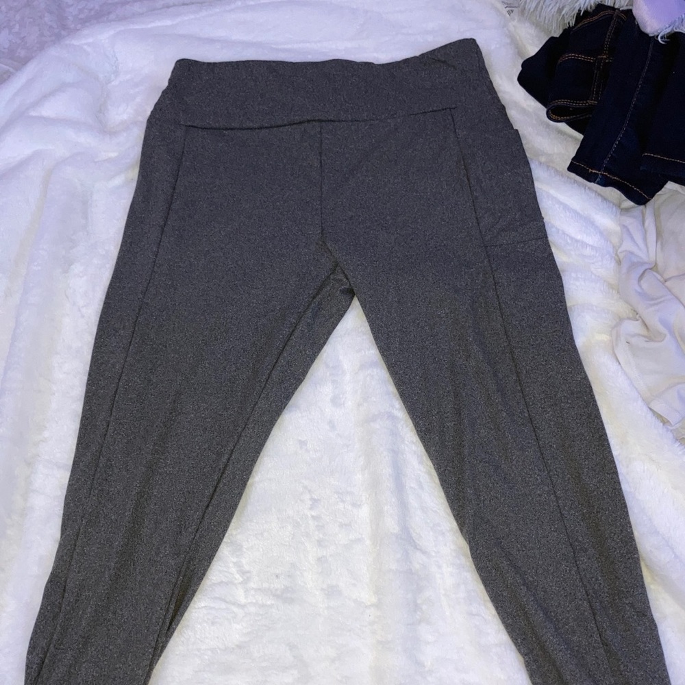 grey leggings with pockets